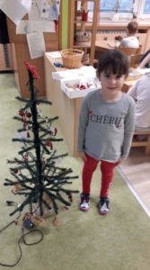 Zdobení stromečku ve třídě Berušek
