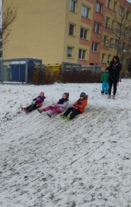 Zajíčci jezdí na lopatách a staví sněhuláky