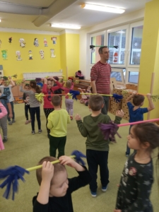 Lekce žonglování ve třídě Zajíčků
